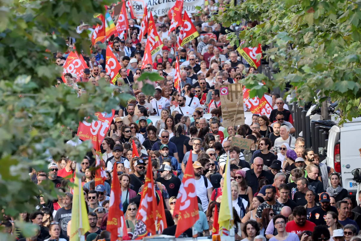 Nhiều quốc gia đã ban hành cảnh báo du lịch đến Pháp.