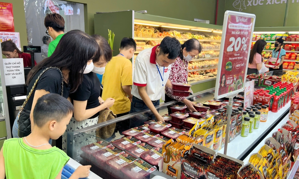 Người tiêu dùng chọn mua thịt ủ mát MEATDeli tại hệ thống siêu thị WinMart WinMart+