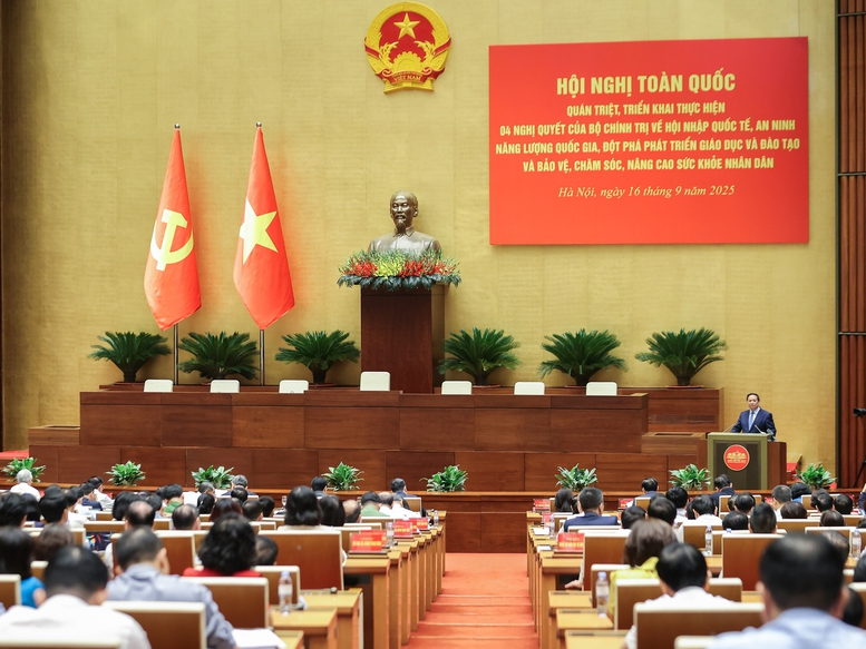 Thủ tướng Phạm Minh Chính cho biết Nghị quyết 71 nêu rõ quan điểm giáo dục và đào tạo là quốc sách hàng đầu, giáo dục toàn diện “Đức - Trí - Thể - Mỹ”. Ảnh: VGP
