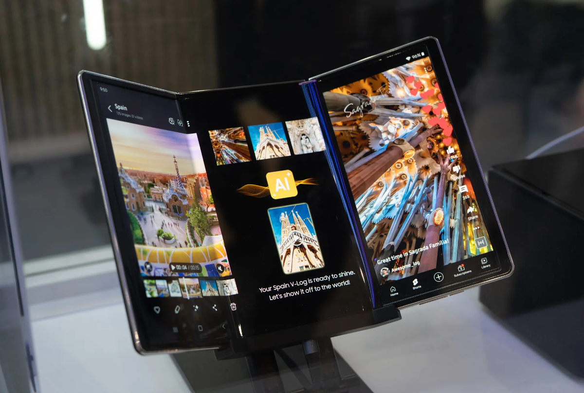 Một phiên bản rò rỉ mẫu gập ba của Samsung 