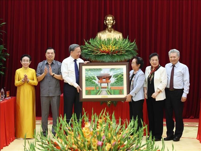 Tổng Bí thư Tô Lâm tặng bức tranh lưu niệm cho Hội Khuyến học Việt Nam. Ảnh: TTXVN