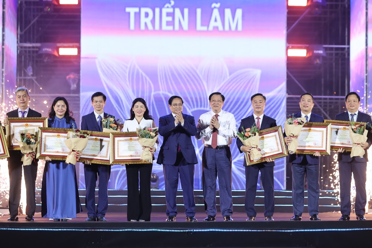 Thay mặt Bộ Xây dựng, Thứ trưởng Nguyễn Việt Hùng (thứ ba từ phải sang) nhận Bằng khen của Thủ tướng.