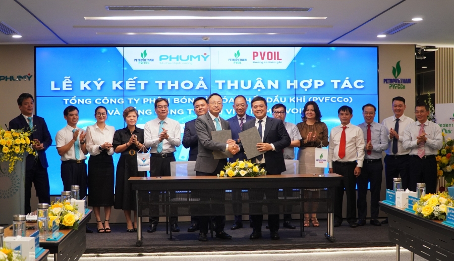 PVFCCo - Phú Mỹ và PVOIL ký kết thỏa thuận hợp tác trong lĩnh vực dịch vụ, thương mại và hóa chất.