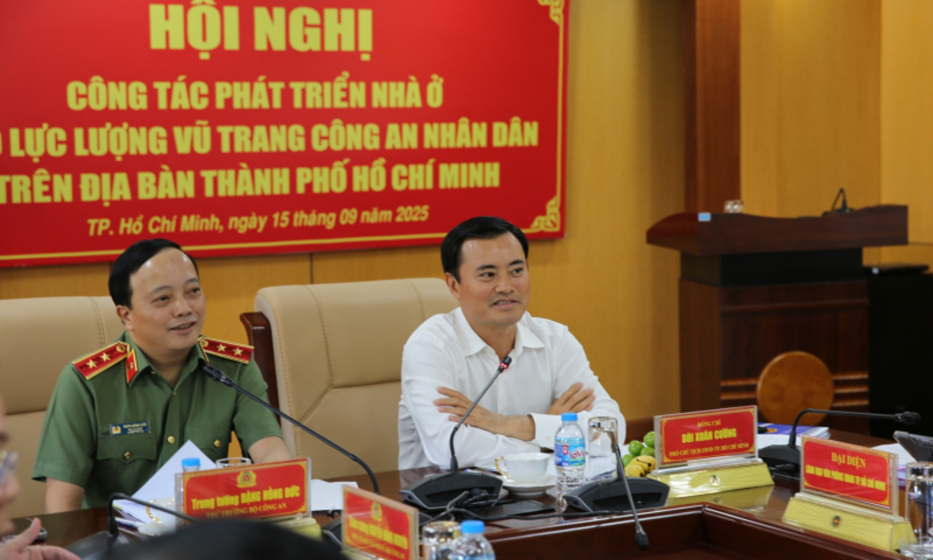 Trung tướng Đặng Hồng Đức, Thứ trưởng Bộ Công an và Phó Chủ tịch UBND TPHCM Bùi Xuân Cường đồng chủ trì hội nghị.