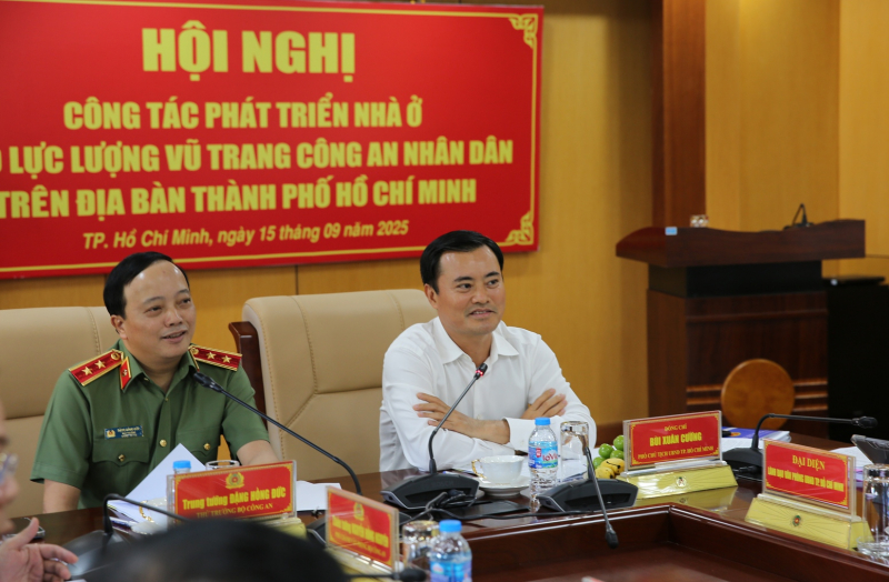 Trung tướng Đặng Hồng Đức, Thứ trưởng Bộ Công an và Phó Chủ tịch UBND TPHCM Bùi Xuân Cường đồng chủ trì hội nghị.