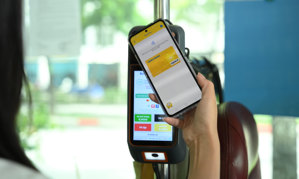 Người dân TP. HCM trải nghiệm thanh toán không tiếp xúc trên xe buýt.
