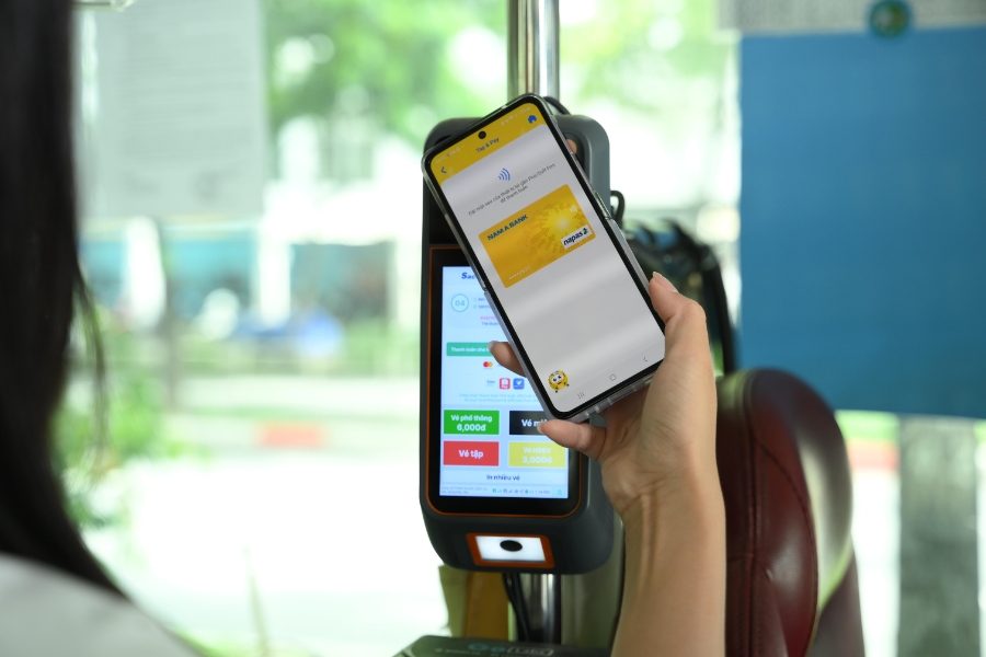 Người dân TP. HCM trải nghiệm thanh toán không tiếp xúc trên xe buýt.
