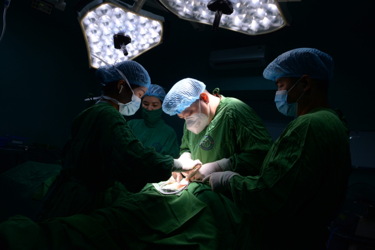 Các bác sỹ điều trị tuyến giáp cho bệnh nhân tại Bệnh viện Nội tiết Trung ương.