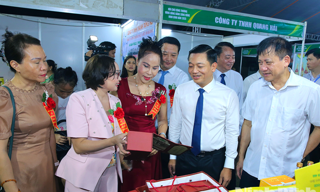 Các đại biểu tham quan các gian hàng trưng bày tại Hội chợ. Ảnh: Anh Tuấn