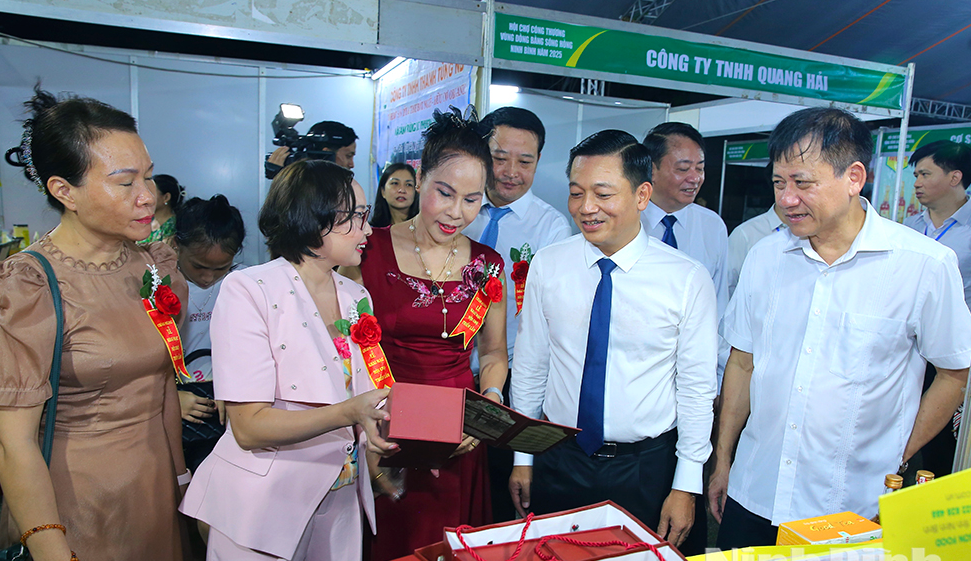 Các đại biểu tham quan các gian hàng trưng bày tại Hội chợ. Ảnh: Anh Tuấn