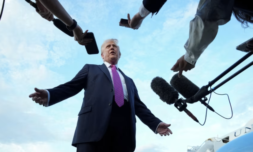 Tổng thống Mỹ Donald Trump trong một cuộc trả lời phỏng vấn báo giới ngày 14/9 - Ảnh: Reuters.
