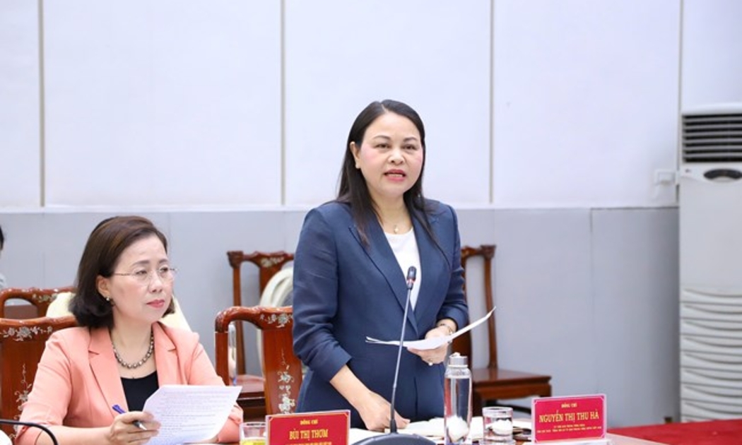 Bà Nguyễn Thị Thu Hà, Ủy viên Trung ương Đảng, Phó Chủ tịch - Tổng Thư ký Ủy ban Trung ương Mặt trận Tổ quốc Việt Nam phát biểu tại Hội nghị. Ảnh: Mặt trận.
