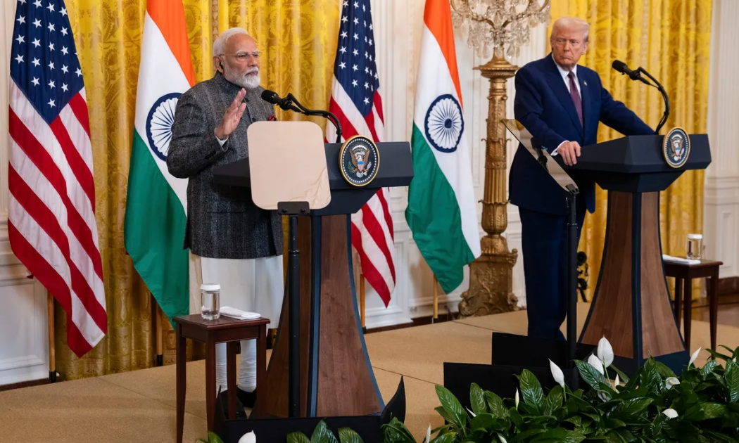 Thủ tướng Ấn Độ Narendra Modi và Tổng thống Mỹ Donald Trump tại Nhà Trắng vào tháng 2/2025 - Ảnh: Bloomberg