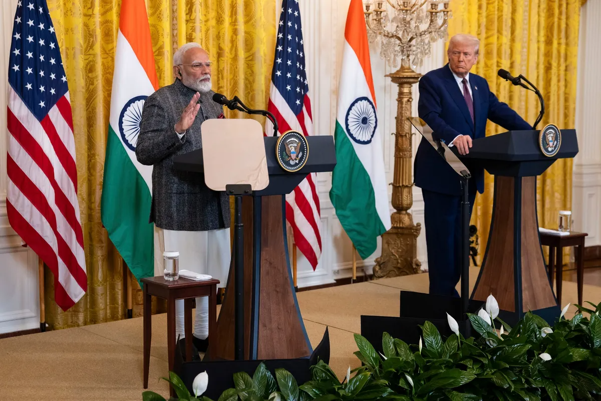 Thủ tướng Ấn Độ Narendra Modi và Tổng thống Mỹ Donald Trump tại Nhà Trắng vào tháng 2/2025 - Ảnh: Bloomberg