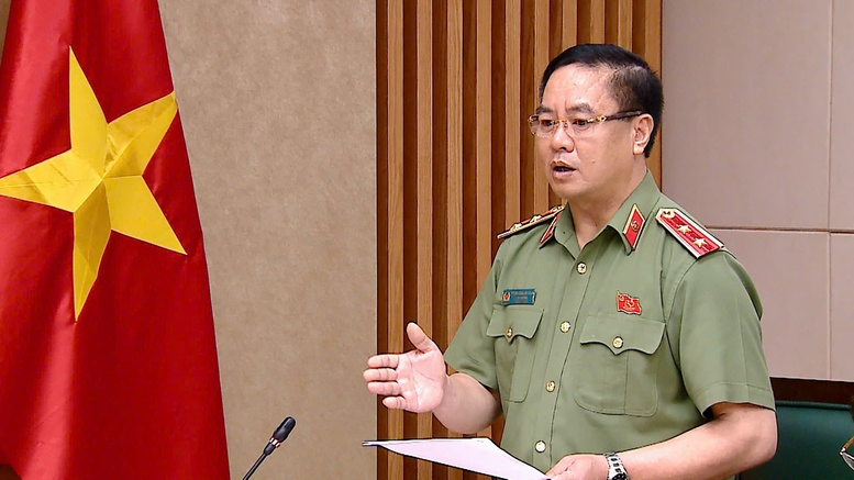 Trung tướng Phạm Công Nguyên, Cục trưởng Cục Pháp chế và cải cách hành chính tư pháp (Bộ Công an) trình bày về dự thảo Nghị quyết của Chính phủ về sử dụng chung công trình hạ tầng kỹ thuật, cơ sở viễn thông - Ảnh: VGP.