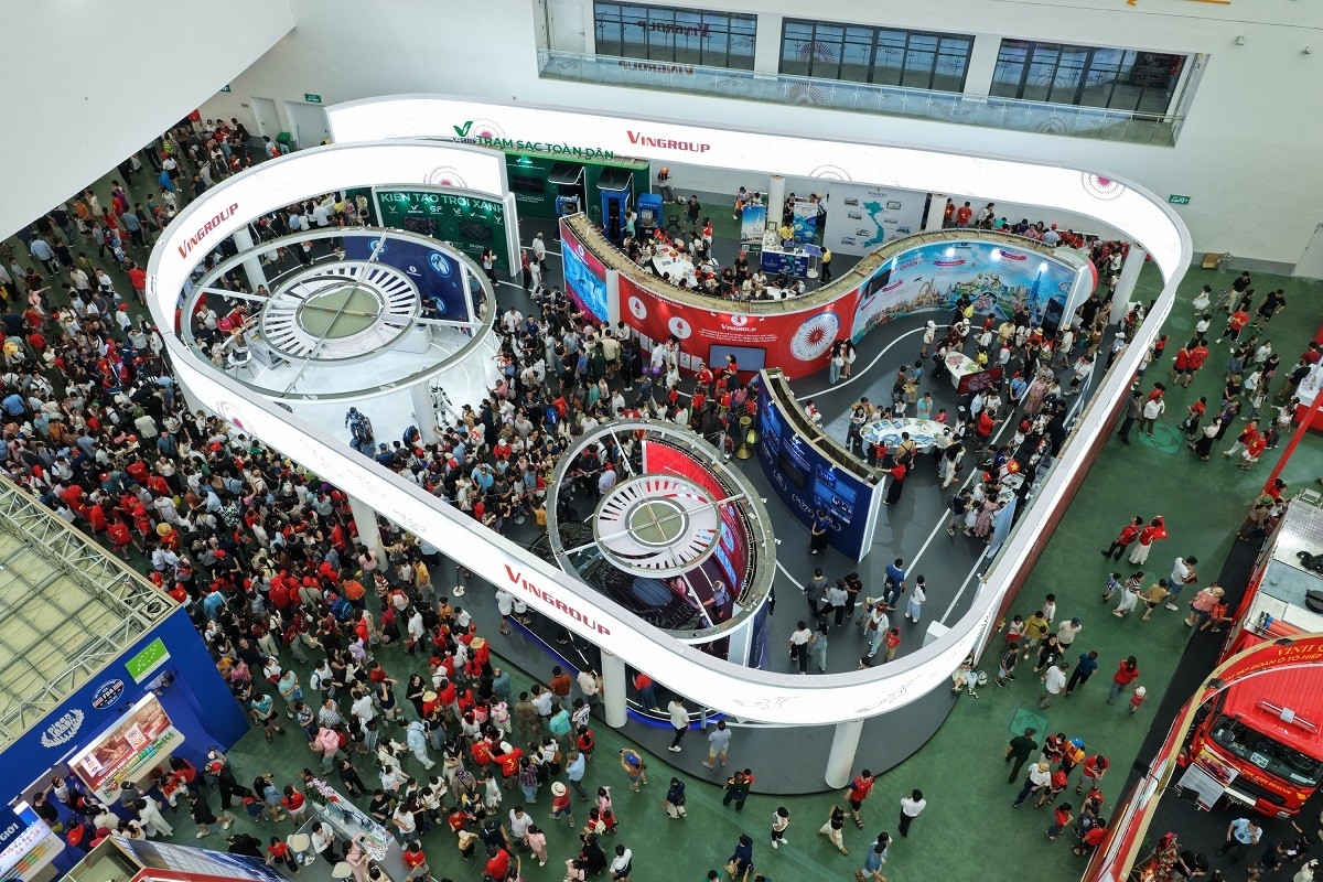 Không gian triển lãm trong nhà của Vingroup luôn chật kín du khách trải nghiệm, tương tác.