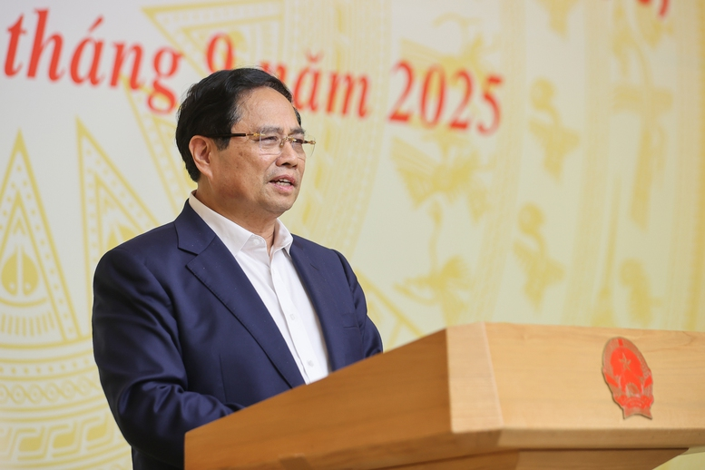 Thủ tướng yêu cầu cần giải quyết các điểm nghẽn còn tồn tại, phát huy vai trò của đầu tư công là một động lực tăng trưởng. (Ảnh: VGP)