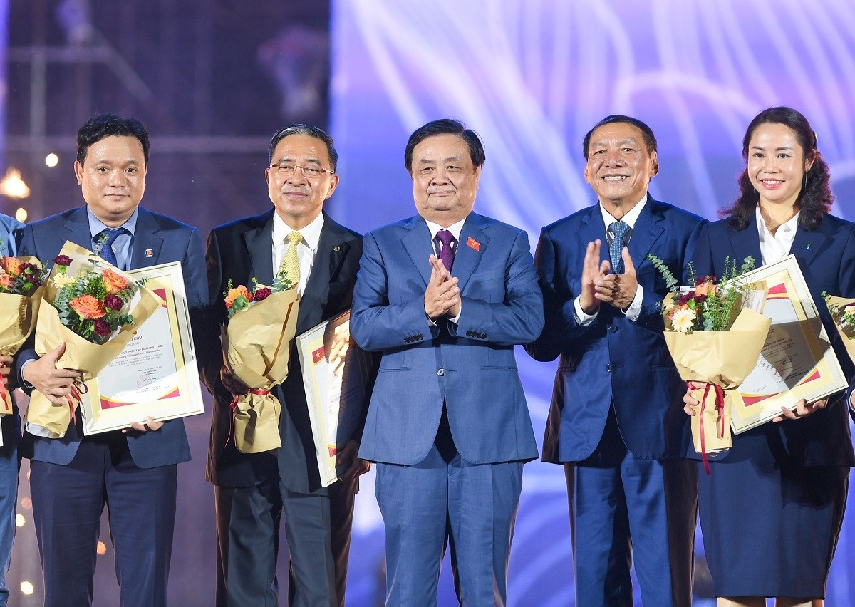 Ông Phạm Thiếu Hoa - đại diện Tập đoàn Vingroup (thứ hai từ trái sang) nhận giải thưởng “Không gian trưng bày tiêu biểu” tại Lễ bế mạc Triển lãm Thành tựu đất nước.