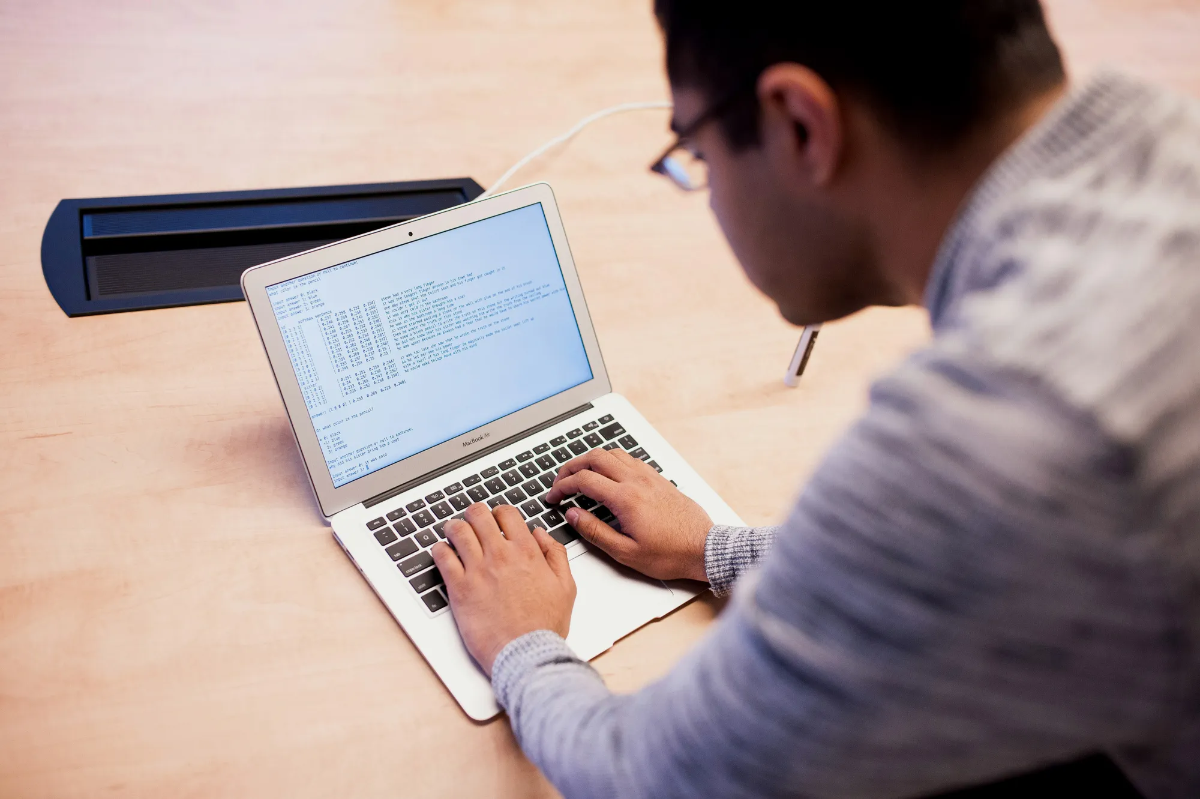 Quy trình trở thành người huấn luyện AI đòi hỏi theo bước và tốn thời gian. Ảnh: Bloomberg