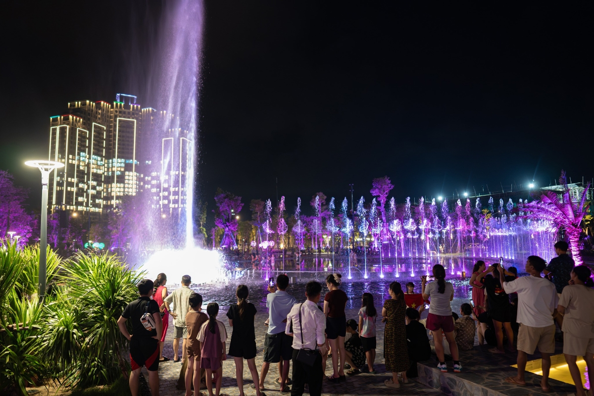 Quảng trường nhạc nước ánh sáng trở thành điểm vui chơi giải trí mới ấn tượng của người Nghệ An.