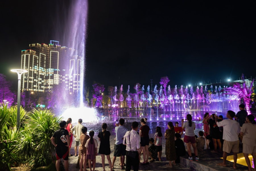 Quảng trường nhạc nước ánh sáng trở thành điểm vui chơi giải trí mới ấn tượng của người Nghệ An.