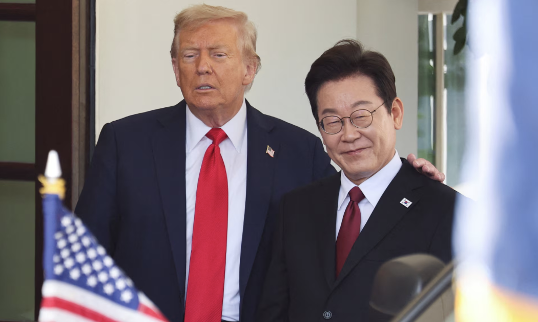 Tổng thống Mỹ Donald Trump (trái) và Tổng thống hàn Quốc Lee Jae Myung trong chuyến thăm Nhà Trắng của ông Lee cuối tháng 8/2025 - Ảnh: Reuters.
