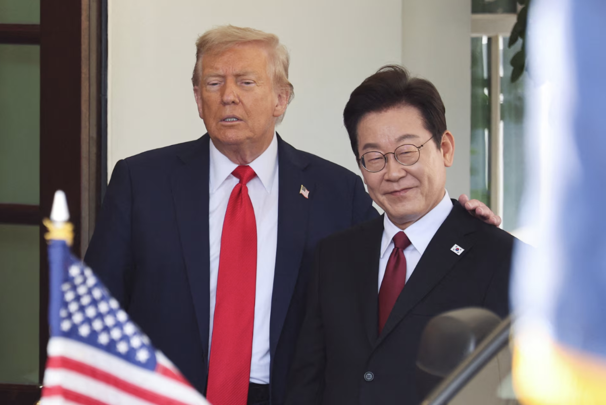 Tổng thống Mỹ Donald Trump (trái) và Tổng thống hàn Quốc Lee Jae Myung trong chuyến thăm Nhà Trắng của ông Lee cuối tháng 8/2025 - Ảnh: Reuters.
