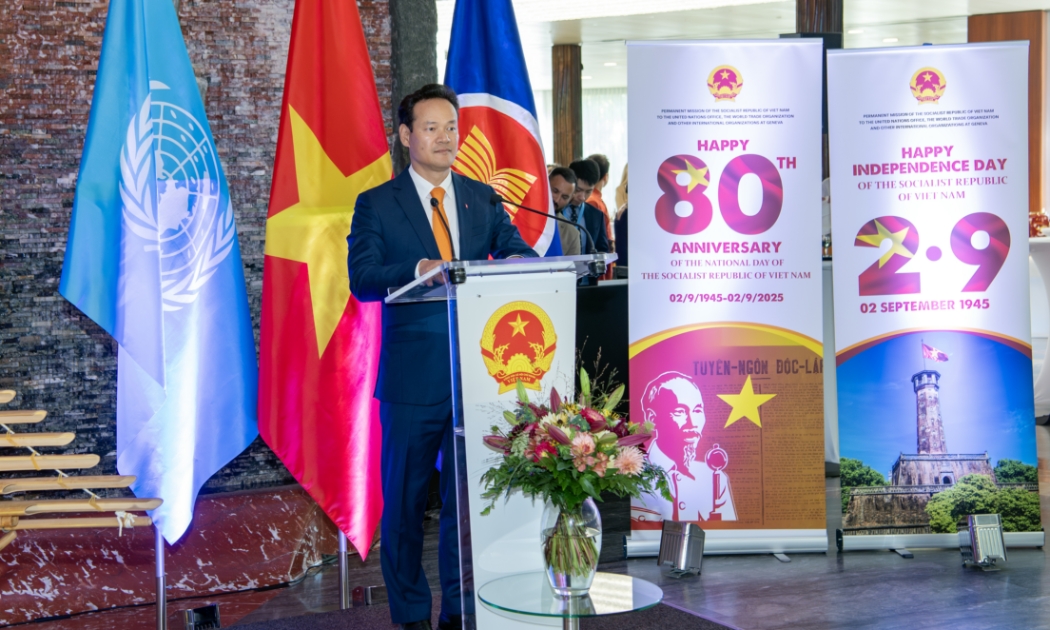 Đại sứ, Trưởng Phái đoàn Mai Phan Dũng ôn lại chặng đường lịch sử 80 năm đầy tự hào của dân tộc Việt Nam. Ảnh: Tiến Tuấn.