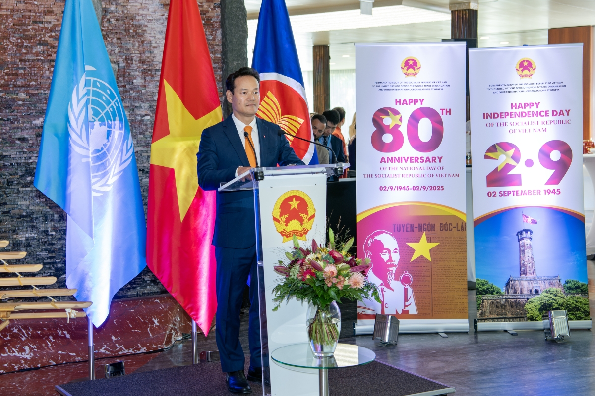 Đại sứ, Trưởng Phái đoàn Mai Phan Dũng ôn lại chặng đường lịch sử 80 năm đầy tự hào của dân tộc Việt Nam. Ảnh: Tiến Tuấn.