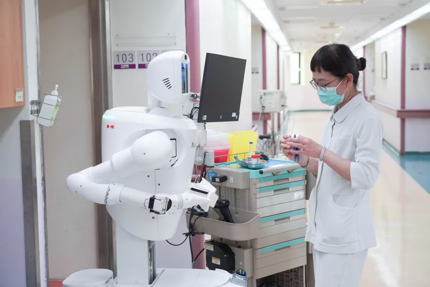 Nurabot hỗ trợ nhân viên y tế trong công việc hàng ngày.