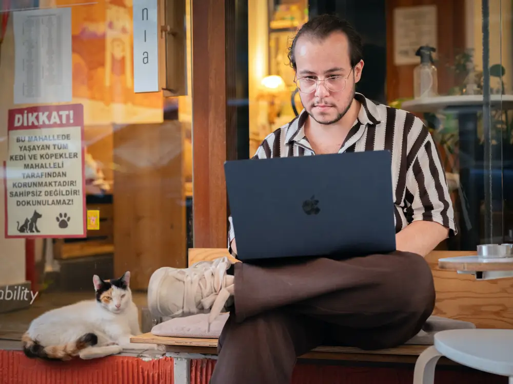 Người làm công việc gán nhãn dữ liệu từng gặp phải nội dung gây ám ảnh. Ảnh: Business Insider