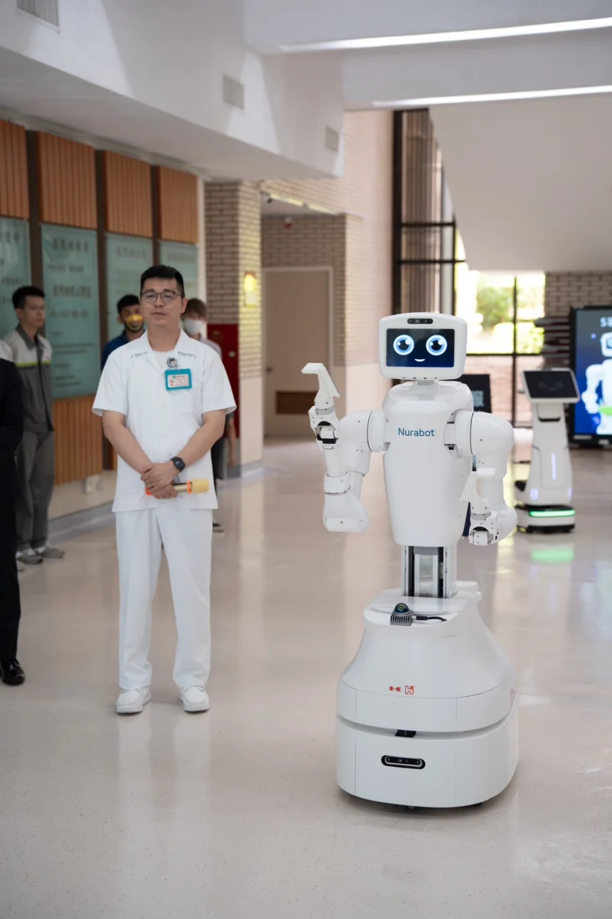 Foxconn dự định thương mại hóa robot điều dưỡng Nurabot vào nửa đầu năm 2026.