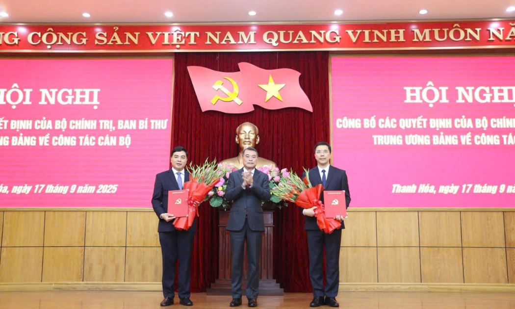 Ông Lê Minh Hưng, Trưởng Ban Tổ chức Trung ương trao quyết định của Bộ Chính trị cho ông Nguyễn Hoài Anh (trái) và ông Nguyễn Hồng Phong (phải)
