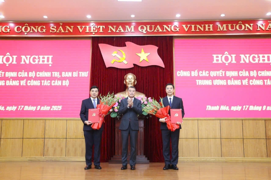 Ông Lê Minh Hưng, Trưởng Ban Tổ chức Trung ương trao quyết định của Bộ Chính trị cho ông Nguyễn Hoài Anh (trái) và ông Nguyễn Hồng Phong (phải)