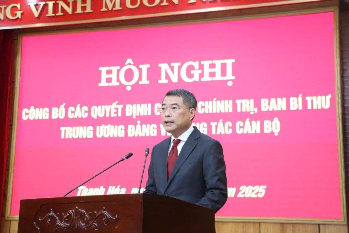 Trưởng ban Tổ chức Trung ương Lê Minh Hưng phát biểu chúc mừng và giao nhiệm vụ cho hai đồng chí vừa được điều động, chỉ định giữ chức Phó Bí thư Tỉnh ủy Thanh Hóa.