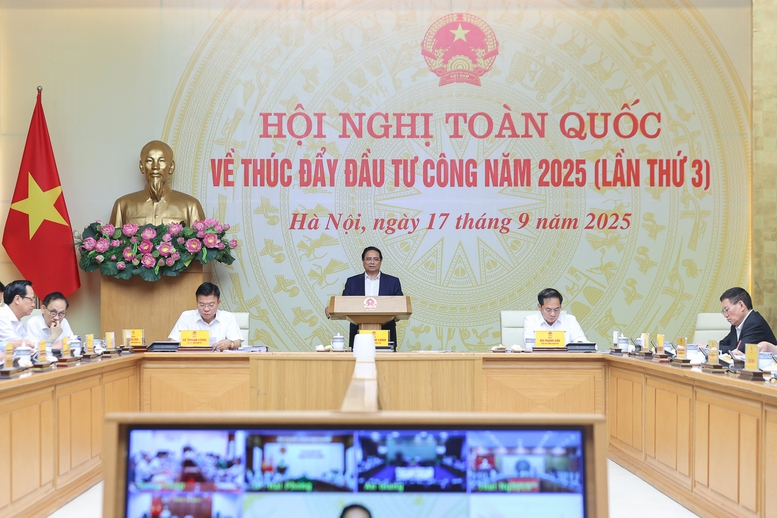 Thủ tướng nhấn mạnh việc giải ngân vốn đầu tư công trong 8 tháng đạt kết quả tích cực nhưng vẫn còn gặp nhiều điểm nghẽn. (Ảnh: VGP)