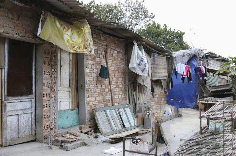 Xóm trọ dưới chân cầu Long Biên, Hà Nội. 