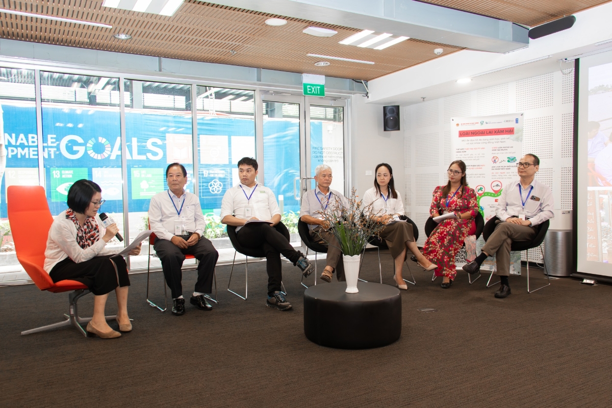 Các chuyên gia tham dự toạ đàm tại sự kiện.