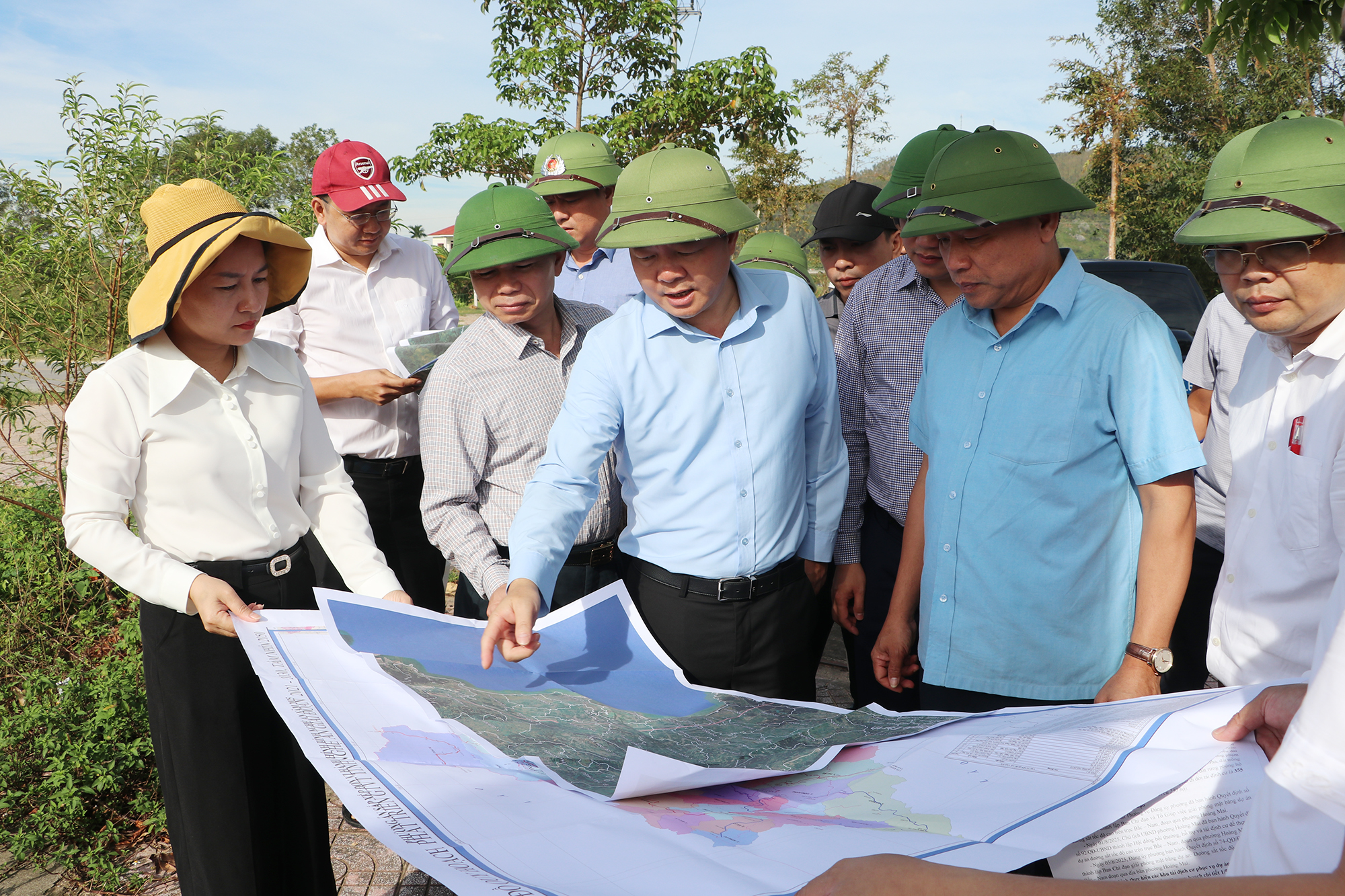 Phó Chủ tịch UBND tỉnh Nghệ An Hoàng Phú Hiền kiểm tra hiện trường thực hiện các khu tái định cư phục vụ Dự án đường sắt tốc độ cao