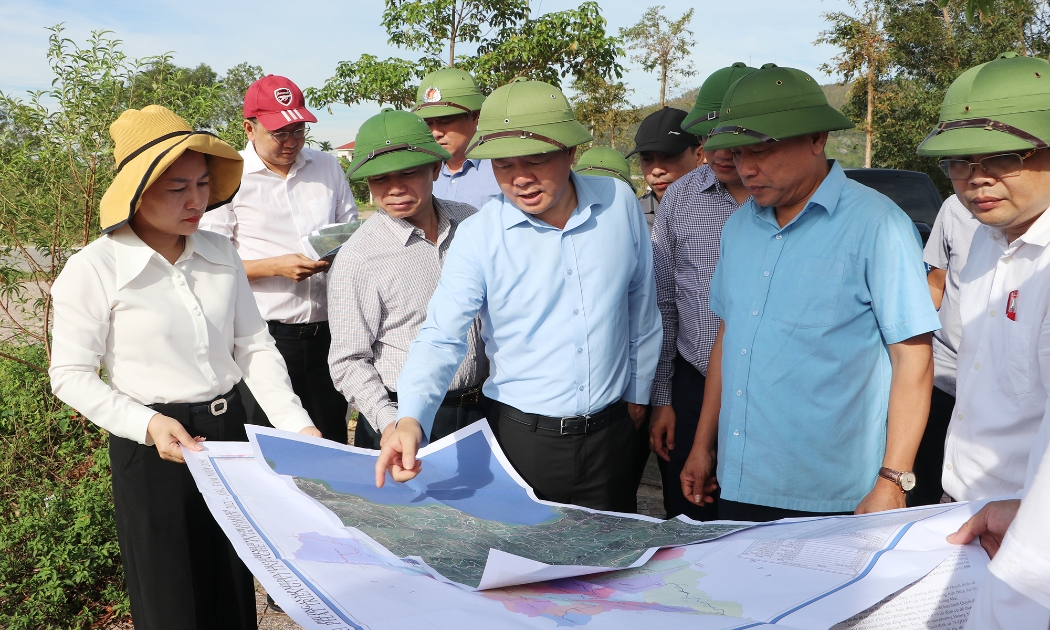 Phó Chủ tịch UBND tỉnh Nghệ An Hoàng Phú Hiền kiểm tra hiện trường thực hiện các khu tái định cư phục vụ Dự án đường sắt tốc độ cao