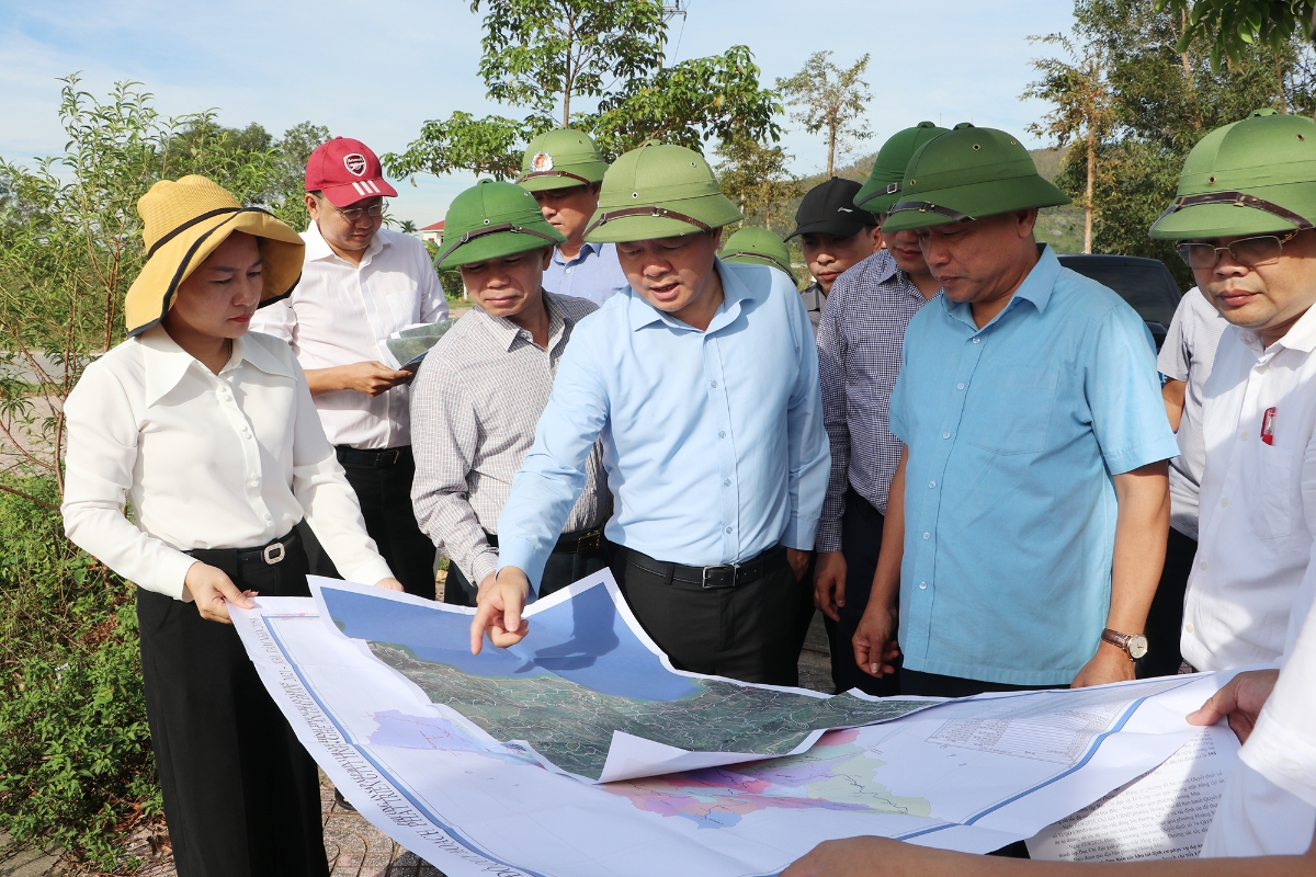 Phó Chủ tịch UBND tỉnh Nghệ An Hoàng Phú Hiền kiểm tra hiện trường thực hiện các khu tái định cư phục vụ Dự án đường sắt tốc độ cao