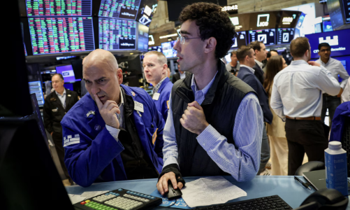 Chứng khoán Mỹ giảm nhẹ khỏi ngưỡng kỷ lục, giá dầu tăng do rủi ro nguồn cung từ Nga