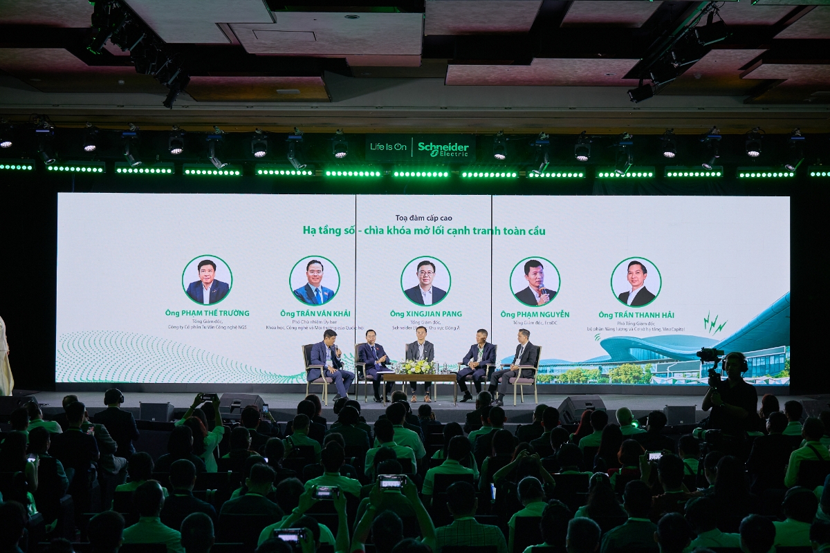 Tại phiên tọa đàm cấp cao, các chuyên gia trao đổi về vai trò của hạ tầng số trong việc sẵn sàng cho AI, thúc đẩy tăng trưởng kinh tế bền vững.