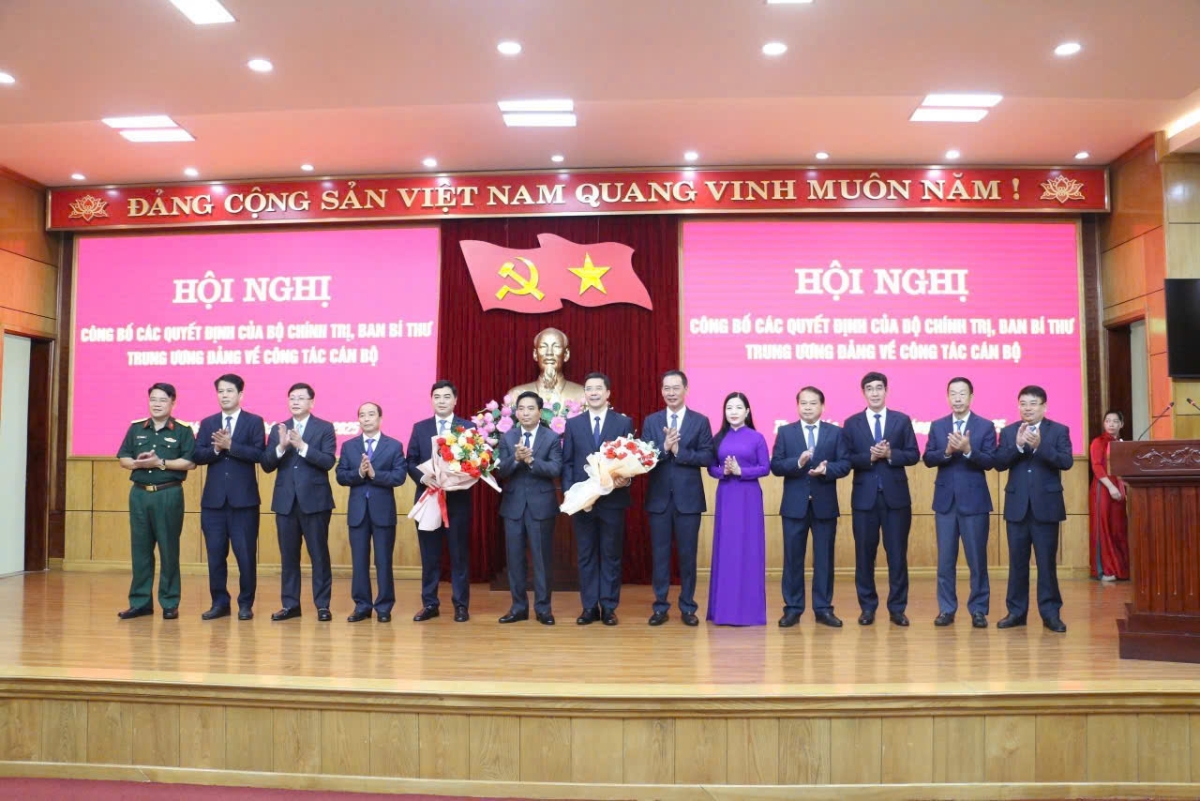 Lãnh đạo tỉnh Thanh Hóa tặng hoa chúc mừng đồng chí Nguyễn Hoài Anh và đồng chí Nguyễn Hồng Phong.