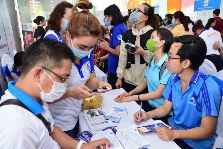 Một buổi giới thiệu và tư vấn việc làm tại Trung tâm Dịch vụ việc làm tỉnh Bình Thuận.