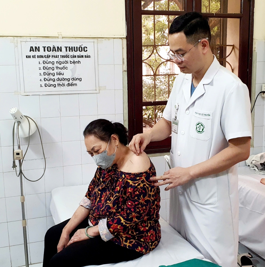 Bệnh viện Bạch Mai điều trị thành công cho bệnh nhân liệt chi trên bằng y học cổ truyền.