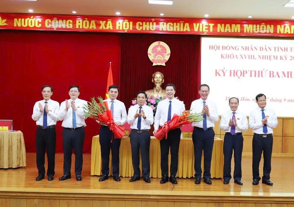 Bí thư Tỉnh ủy Nguyễn Doãn Anh cùng lãnh đạo tỉnh Thanh Hoá tặng hoa chúc mừng tân Chủ tịch UBND tỉnh Nguyễn Hoài Anh và Phó Bí thư Thường trực Tỉnh ủy Nguyễn Hồng Phong.