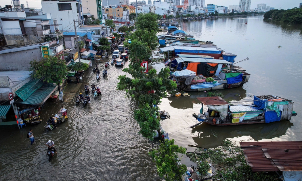 Sau những cơn mua lớn kéo dài kết hợp với triều cường, nhiều tuyến đường ở TP.HCM không còn phân biệt đâu là đất, đâu là nước. Ảnh: Mạnh Linh