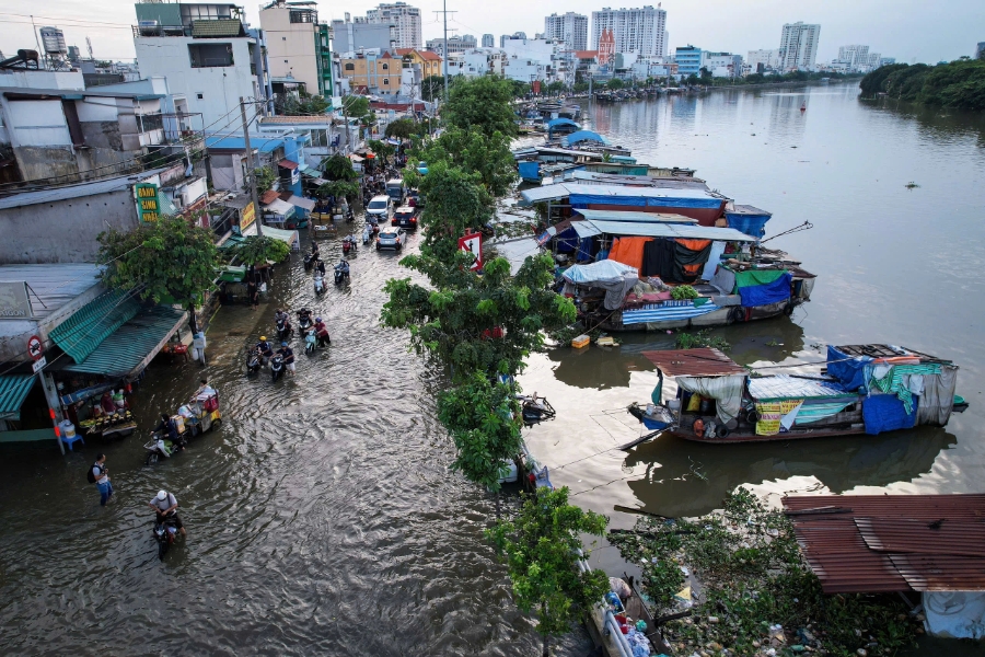 Sau những cơn mua lớn kéo dài kết hợp với triều cường, nhiều tuyến đường ở TP.HCM không còn phân biệt đâu là đất, đâu là nước. Ảnh: Mạnh Linh