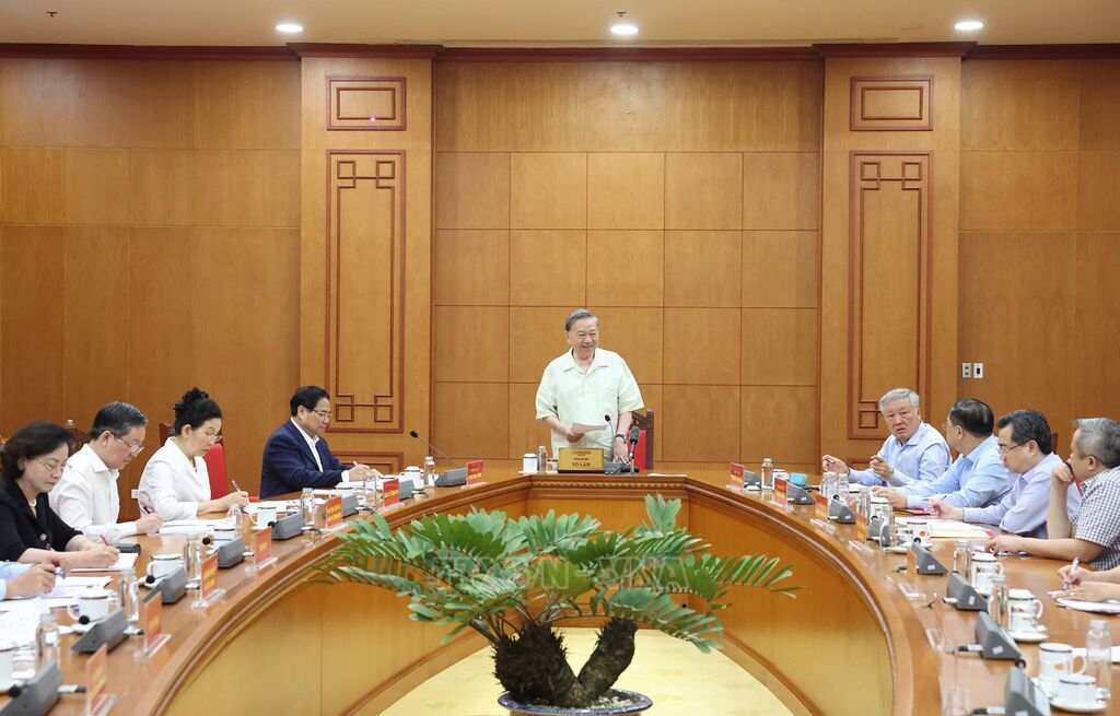 Tổng Bí thư Tô Lâm chủ trì buổi làm việc với Ban Thường vụ Đảng ủy Chính phủ về tình hình triển khai thực hiện Nghị quyết số 19-NQ/TW và Nghị quyết số 06-NQ/TW. Ảnh: TTXVN